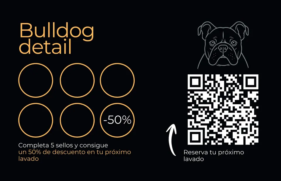 Dorso de la tarjeta de fidelización de Bulldog Detail: seis casillas para sellos, la última con un descuento, y un código QR para reservar el próximo lavado